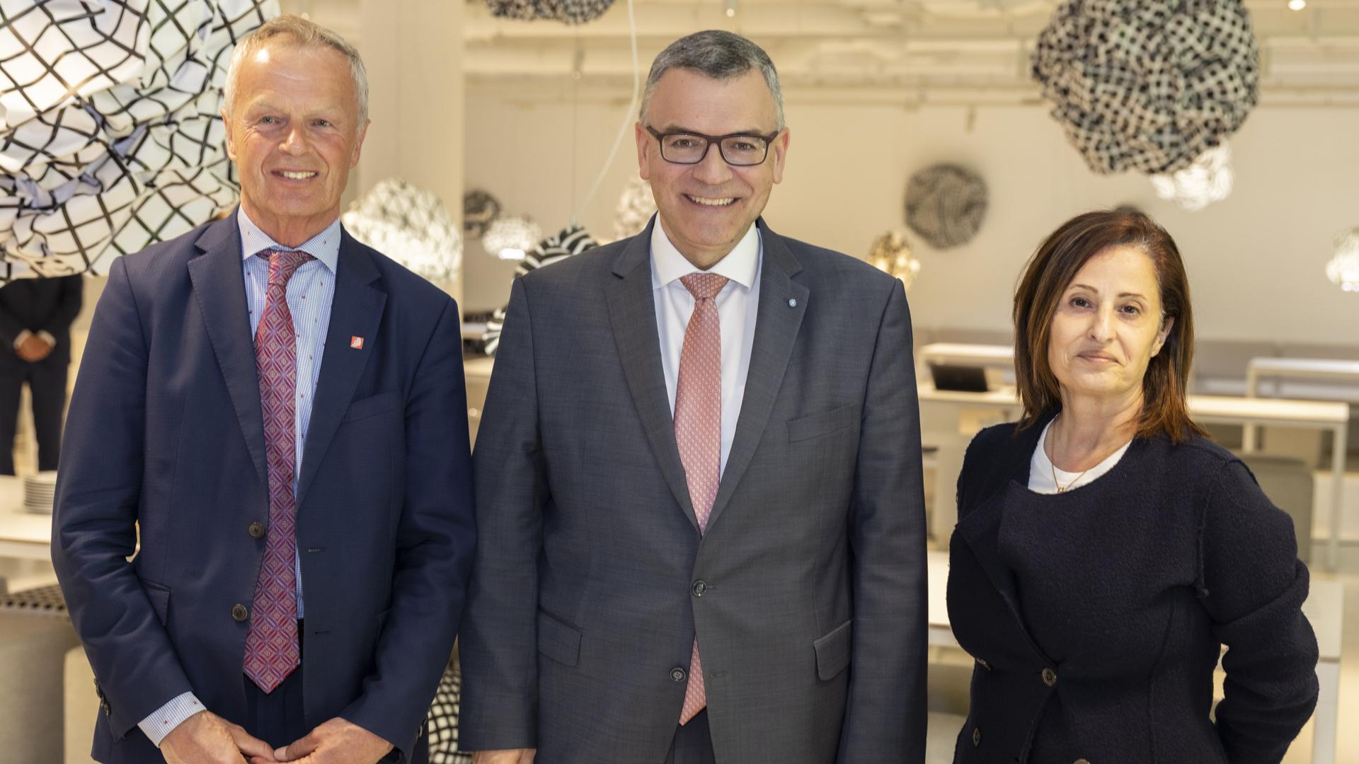 EPO Vice-President Legal and International Affairs Christoph Ernst (left), Bavarian State Minister Florian Herrmann (middle), EPO Vice-President Corporate Services Nellie Simon (right)